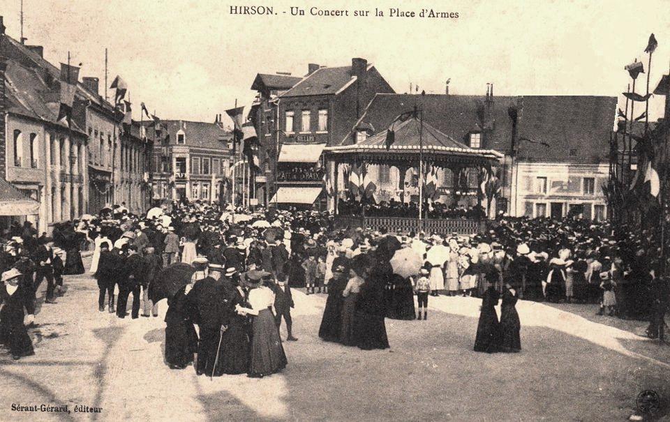 Hirson (Aisne) CPA concert sur la Place d'armes en 1910