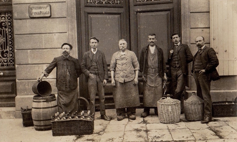 Hirson (Aisne) CPA le personnel de la distillerie