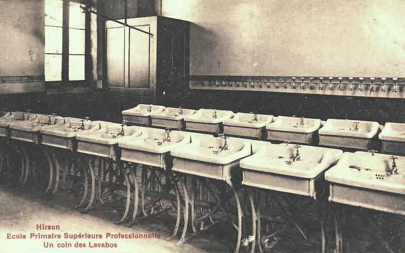 Hirson (Aisne) CPA l'école, les lavabos