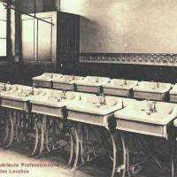 Hirson (Aisne) CPA l'école, les lavabos