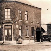 Hirson (Aisne) CPA un estaminet