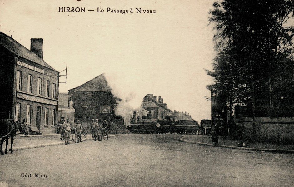 Hirson (Aisne) CPA le passage à niveau