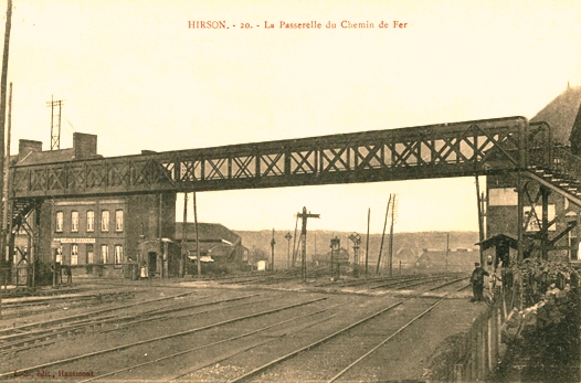 Hirson (Aisne) CPA la passerelle de la gare 