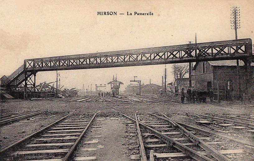 Hirson (Aisne) CPA la passerelle de la gare