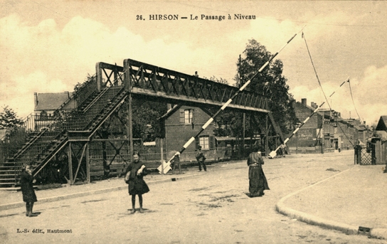 Hirson (Aisne) CPA le passage à niveau