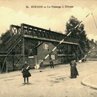 Hirson (Aisne) CPA le passage à niveau