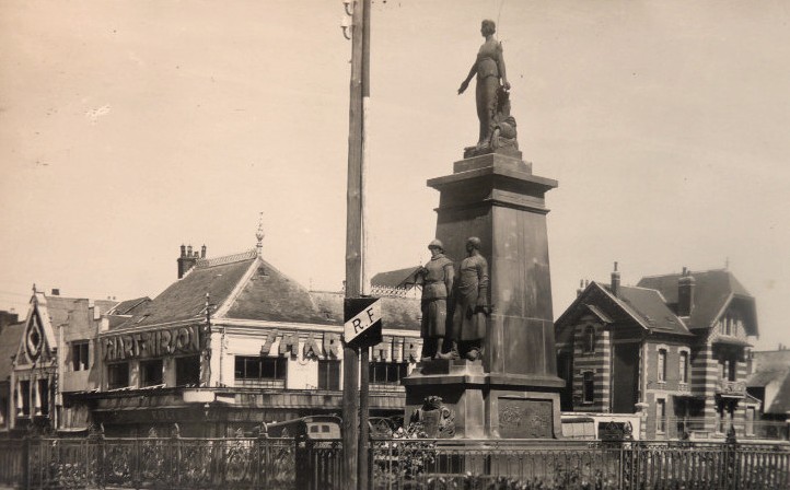 Hirson (Aisne) CPA le monument aux morts