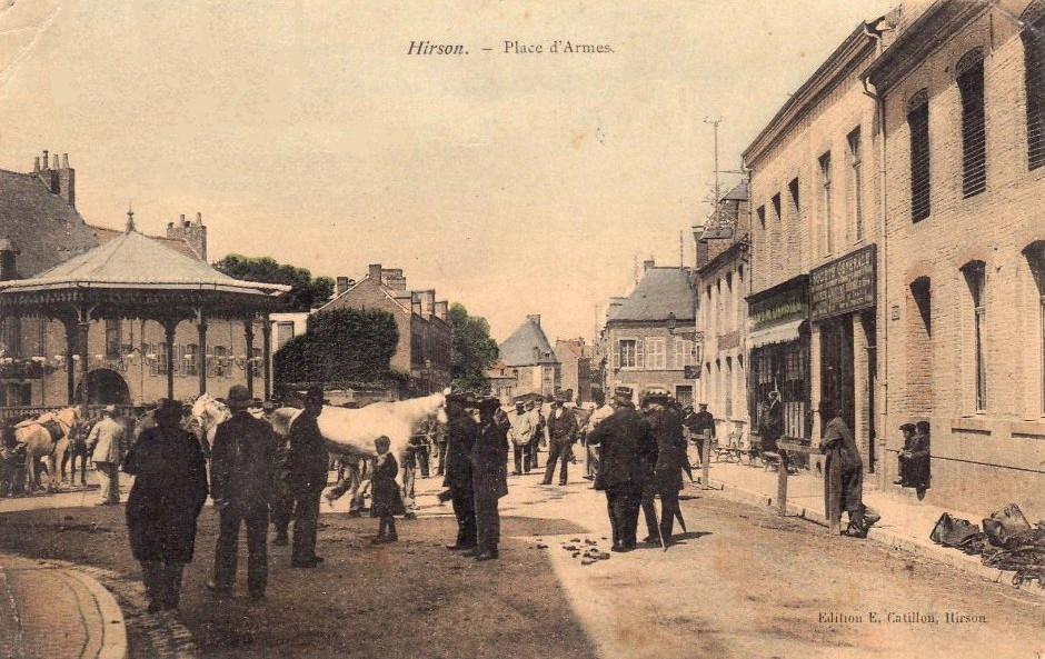 Hirson (Aisne) CPA la Place d'armes marché aux bestiaux