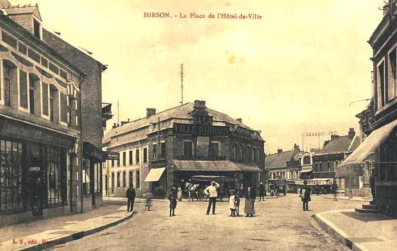 Hirson (Aisne) CPA la place de l'hôtel de ville