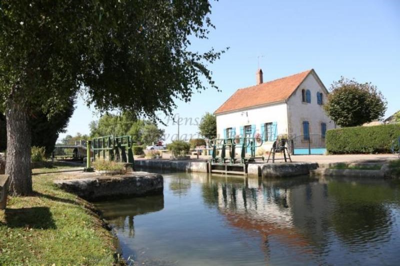 Isenay (Nièvre) L'écluse dite du Moulin d'Isenay