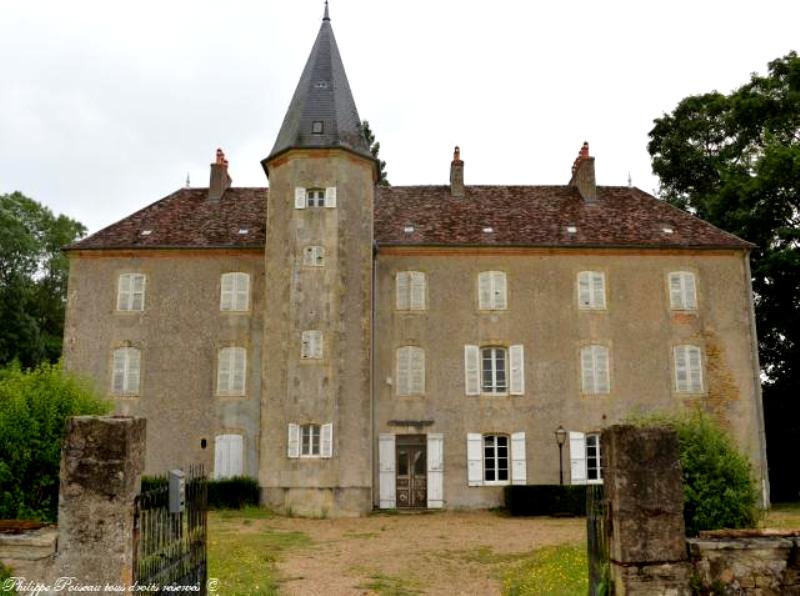 Isenay (Nièvre) Le château des Jalluerds