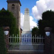 Jaudrais (28) L'église Saint-Jean et le monument aux morts