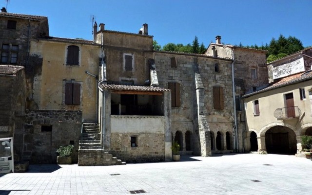 Dans le village