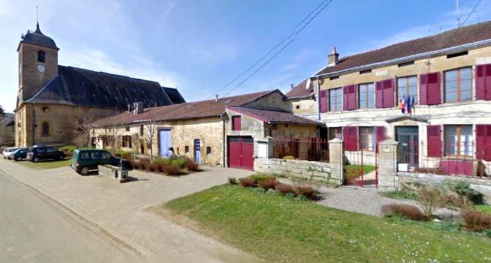 Juvigny-sur-Loison (Meuse) L'église et la mairie