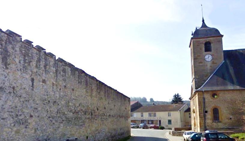Juvigny-sur-Loison (Meuse) L'église et la muraille