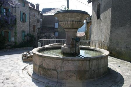 La couvertoirade aveyron la fontaine