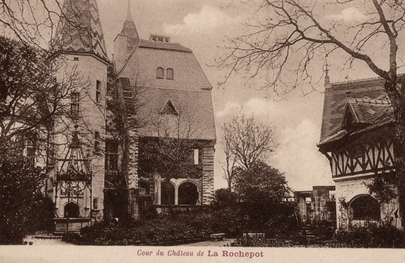 La Rochepot (Côte d'Or) Le château, cour CPA