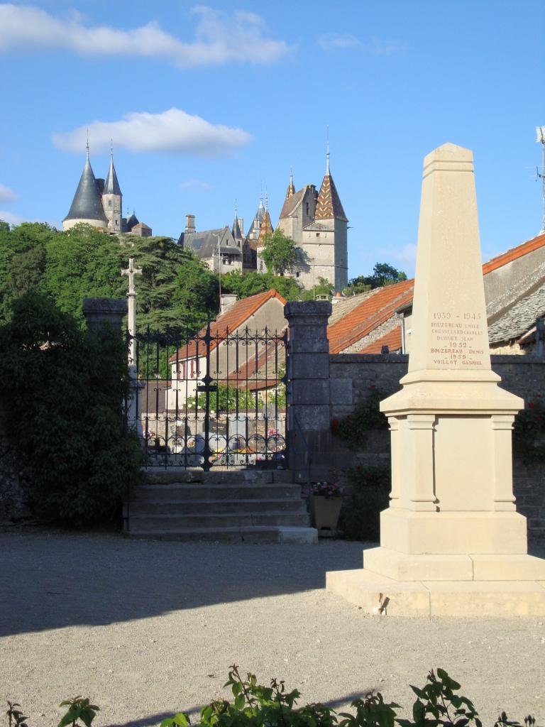 La Rochepot (Côte d'Or) Le monument aux morts et le château