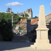 Le monument aux morts et le château