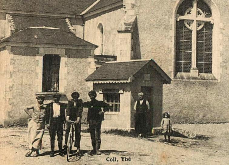 Le Perrier (Vendée) La Bascule devant l'église CPA