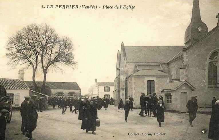 Le Perrier (Vendée) Place de l'église CPA