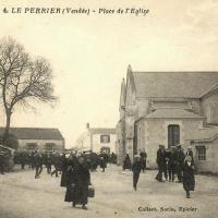 Le Perrier (Vendée) Place de l'église CPA