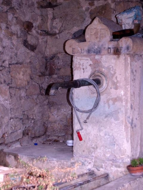 Les Plans-Haut, la fontaine couverte