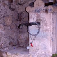 Les Plans-Haut, la fontaine couverte