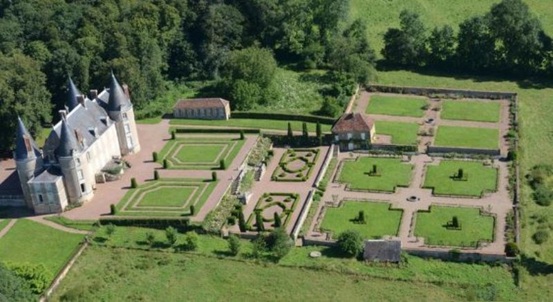 Limanton (Nièvre) Le château, les jardins vue aérienne