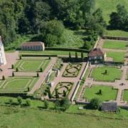 Limanton (Nièvre) Le château, les jardins vue aérienne