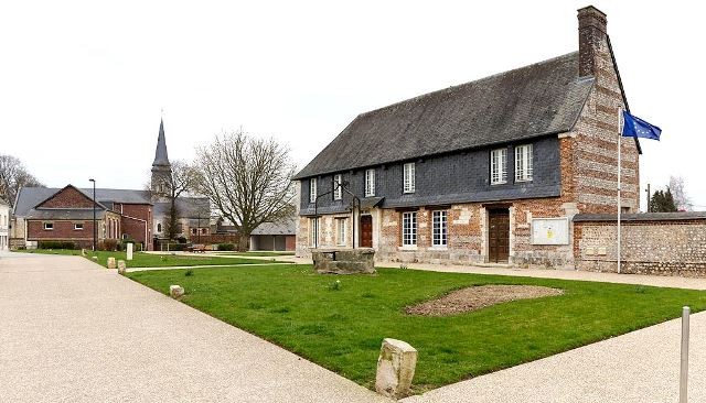 Lintot seine maritime la mairie et l eglise