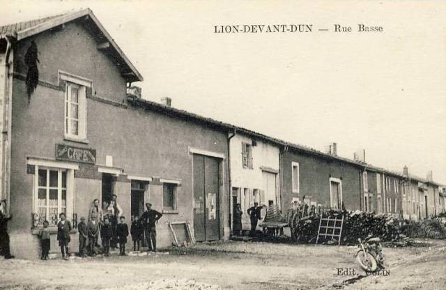 Lion devant dun meuse le cafe rue basse cpa