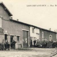 Lion devant dun meuse le cafe rue basse cpa