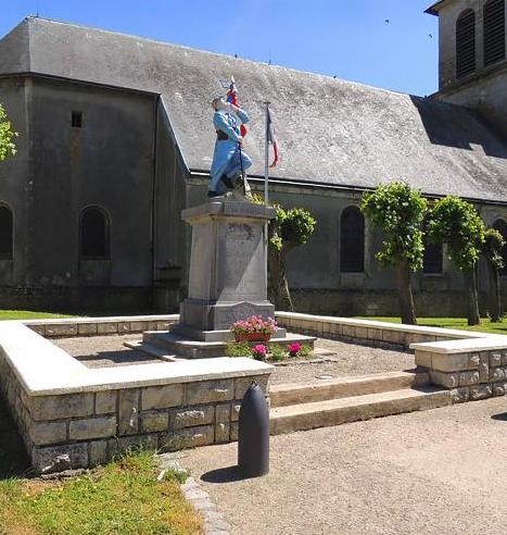 Lion devant dun meuse le monument aux morts