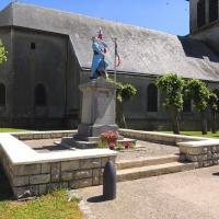 Lion devant dun meuse le monument aux morts