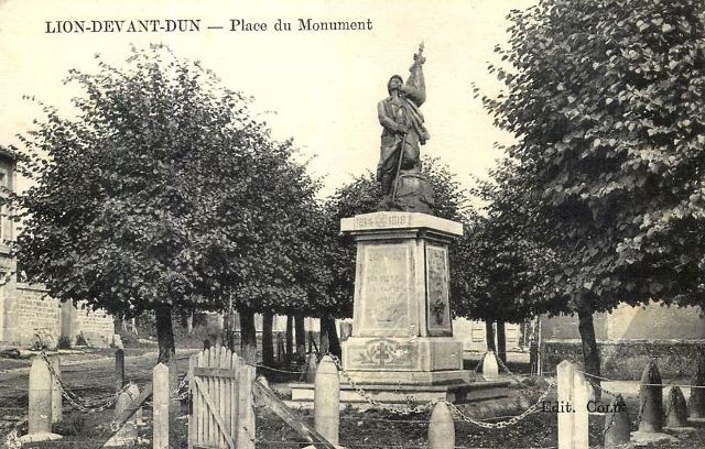 Lion devant dun meuse le monument aux morts cpa