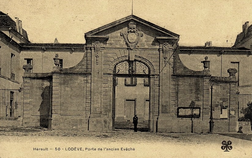 Lodève (Hérault) L'ancien évêché CPA