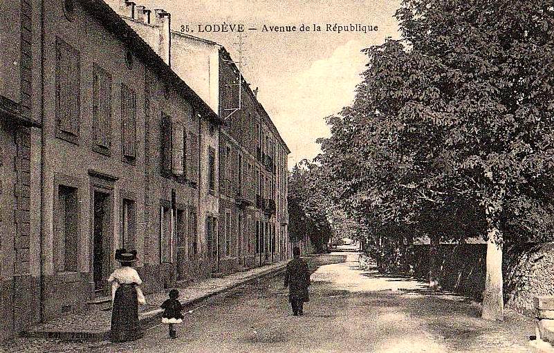 Lodève (Hérault) L'avenue de la République en 1909 CPA