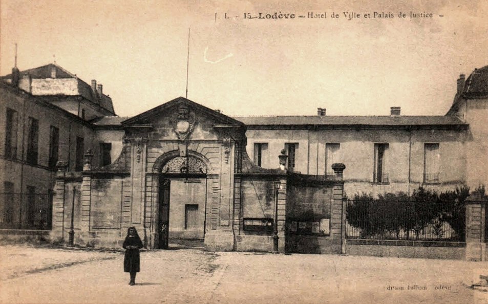 Lodève (Hérault) L'Hôtel de ville et Palais de Justice CPA