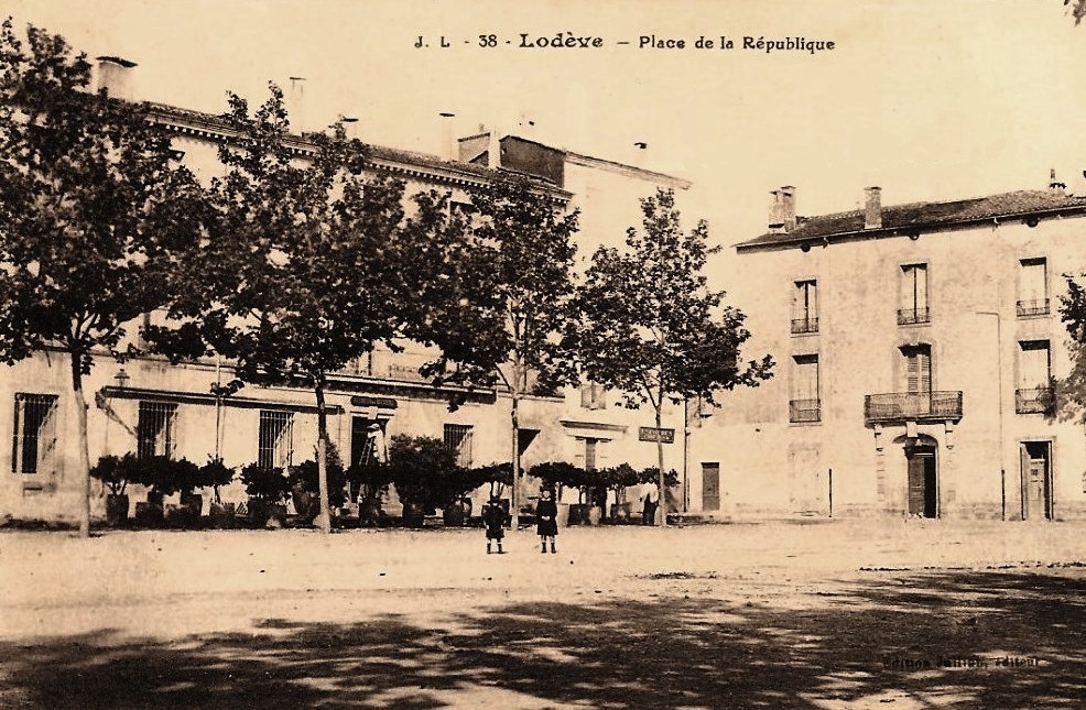 Lodève (Hérault) La place de la République CPA