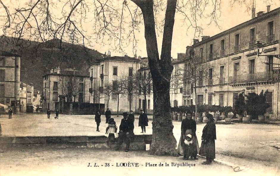 Lodève (Hérault) La place de la République CPA
