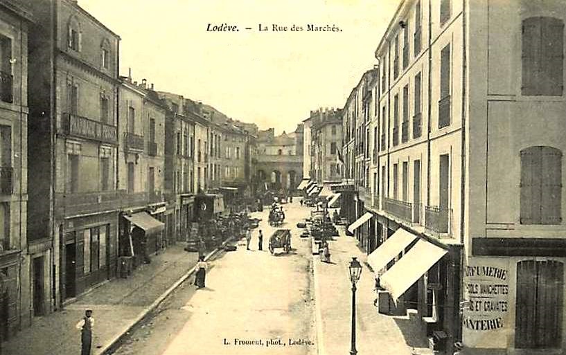 Lodève (Hérault) La rue des marchés CPA