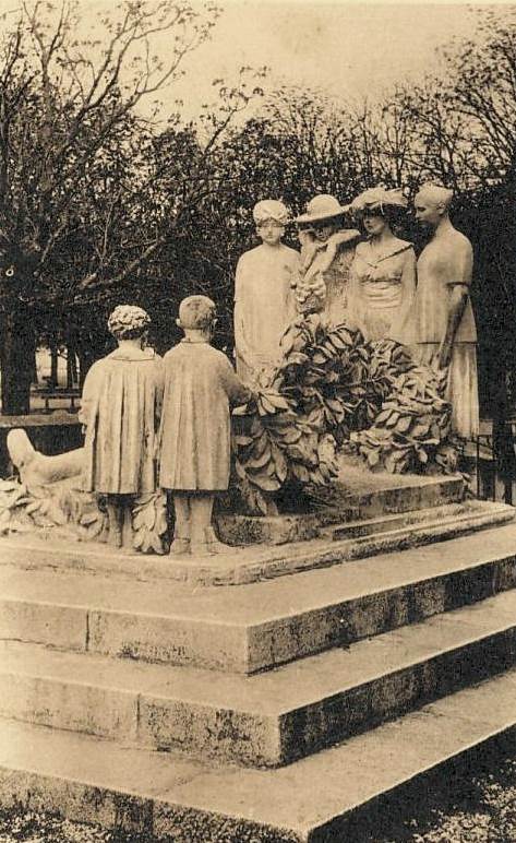 Lodève (Hérault) Le monument aux morts CPA