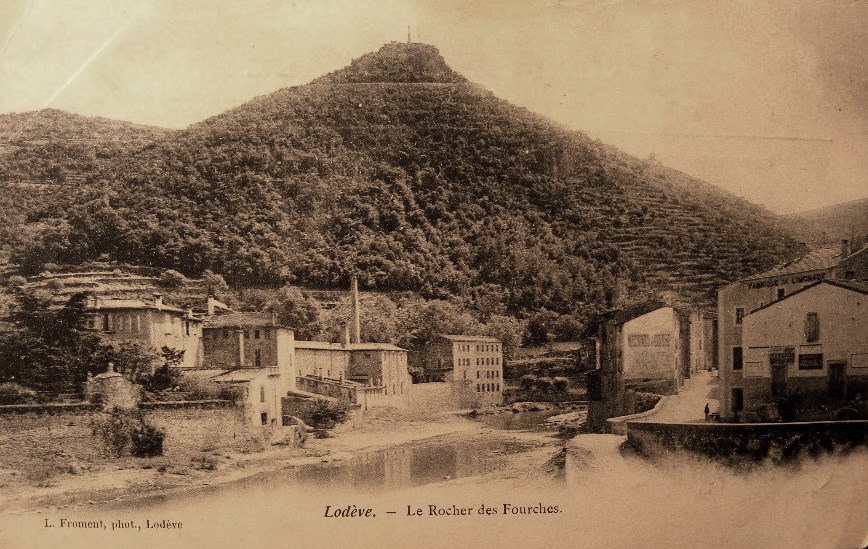 Lodève (Hérault) Le rocher des Fourches en 1905 CPA