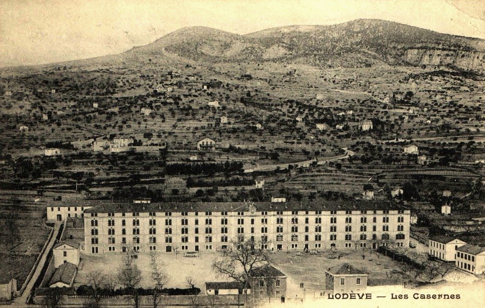 Lodève (Hérault) Les casernes en 1905 CPA