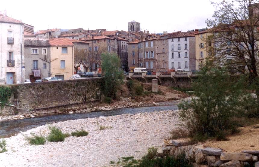 Lodève, le 7 avenue Denfert, derrière la maison, vue sur la Lergue et la ville en 2005