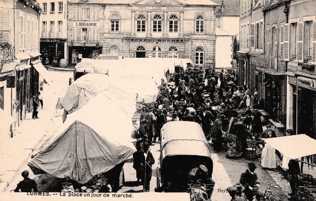 Lormes (Nièvre) Le marché de l'Hôtel de Ville CPA