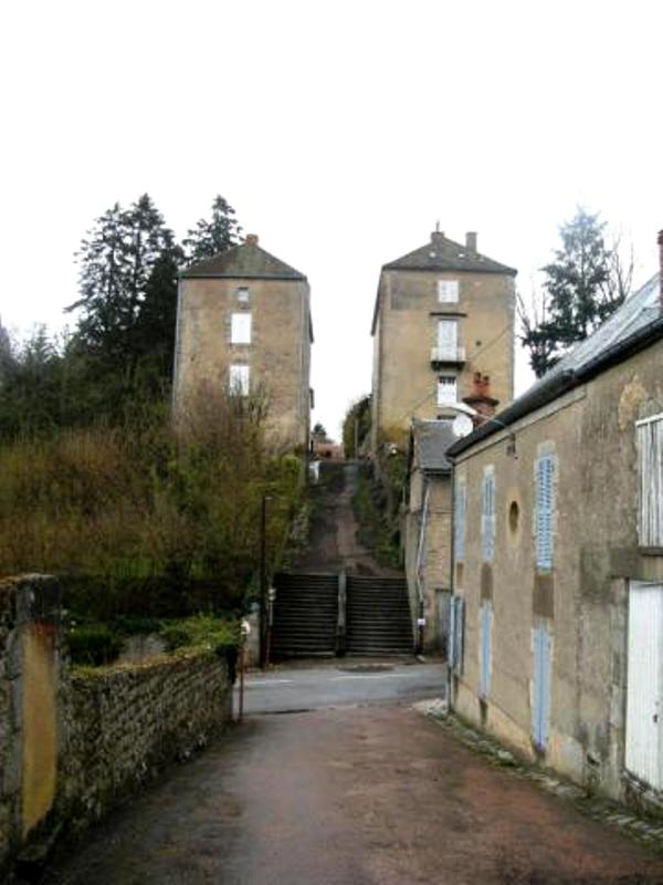 Lormes (Nièvre) Le château de Lormes-Chalons
