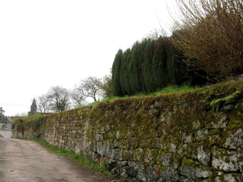 Lormes (Nièvre) Les vestiges des fortifications