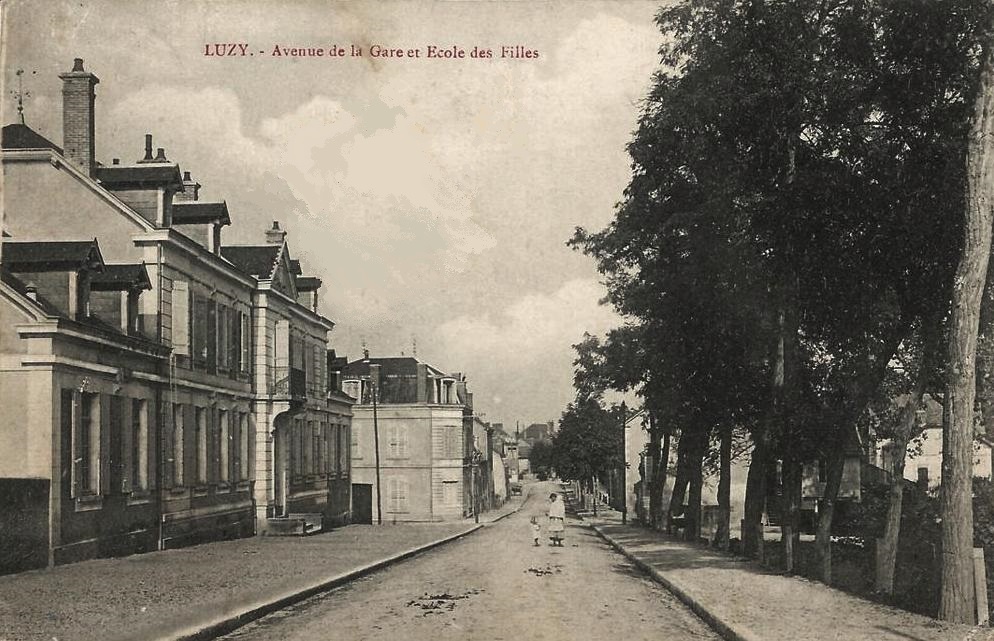 Luzy (Nièvre) L'avenue de la gare CPA